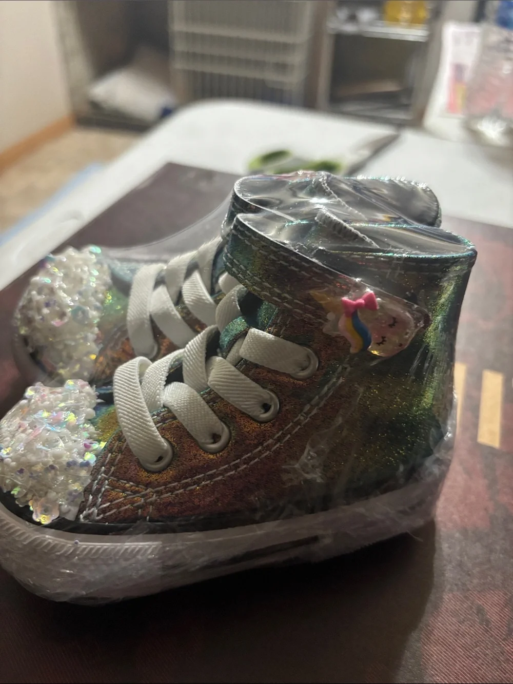 Kids Glitter Toe High-Top converse Sneakers in iridescent colors and White